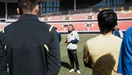 v体育-踢遍四级联赛！1米95高中锋加盟榆林，但遭停赛6场无缘足协杯首战