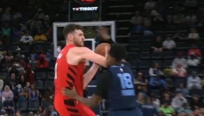 v体育-生涯首次被驱逐！杨瀚森队友克林根肘击吃二级恶犯 黯然离场